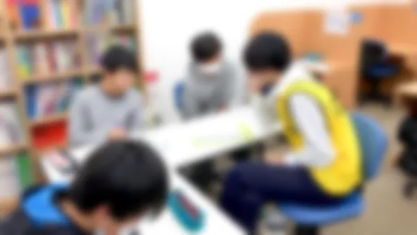 彩都校 自習フロアには【なんでも質問出来るスタッフ(通称:ゼッケン先生)】を駐在させています。