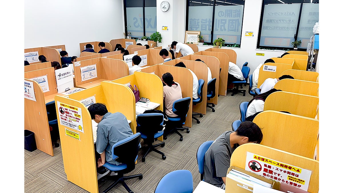 彩都校 自習ブースはいつでも利用可！（火～土　14:00～22:00）日曜日も開校日を設定していますので、いつでも気軽に教室で自習してください。