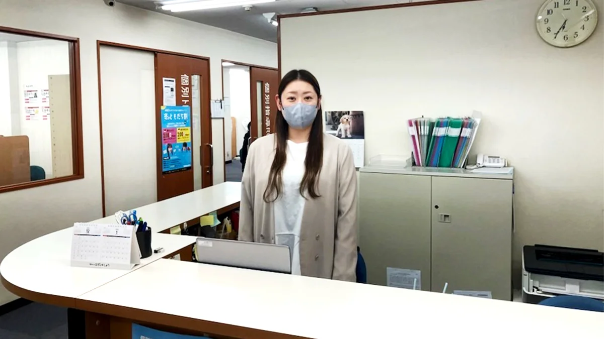 井口校 受付では、いつでも笑顔でお迎え・見送りしています。