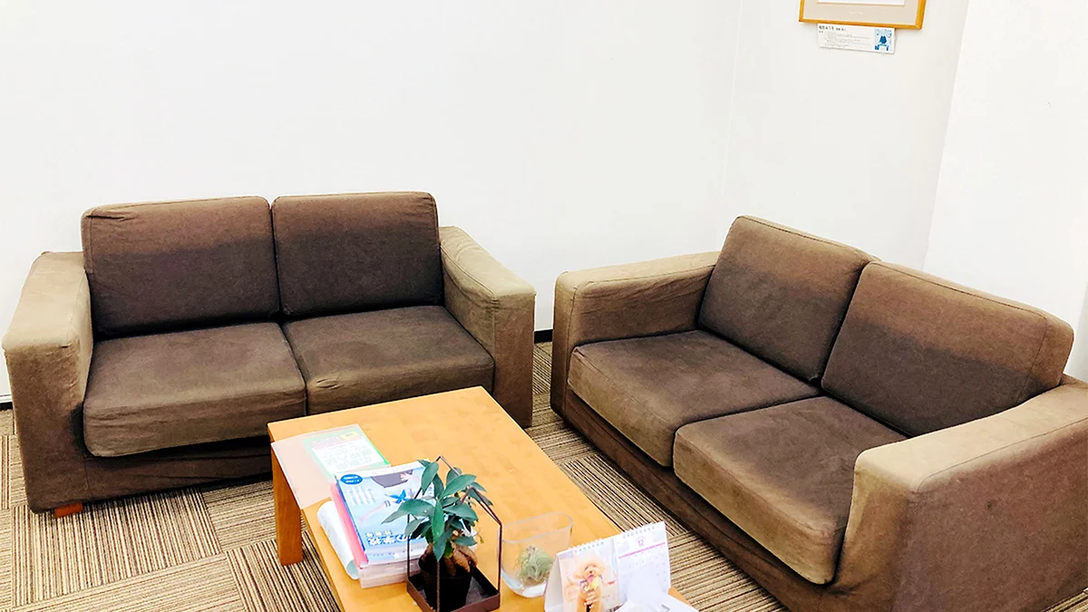 五日市校 学習相談や情報交換の場のソファ