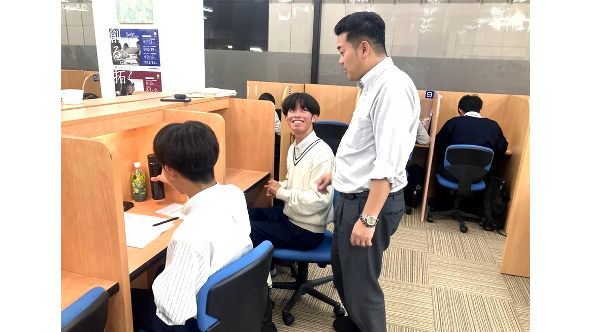 五日市校 いい笑顔で勉強！信頼できる先生がきっとみつかります。