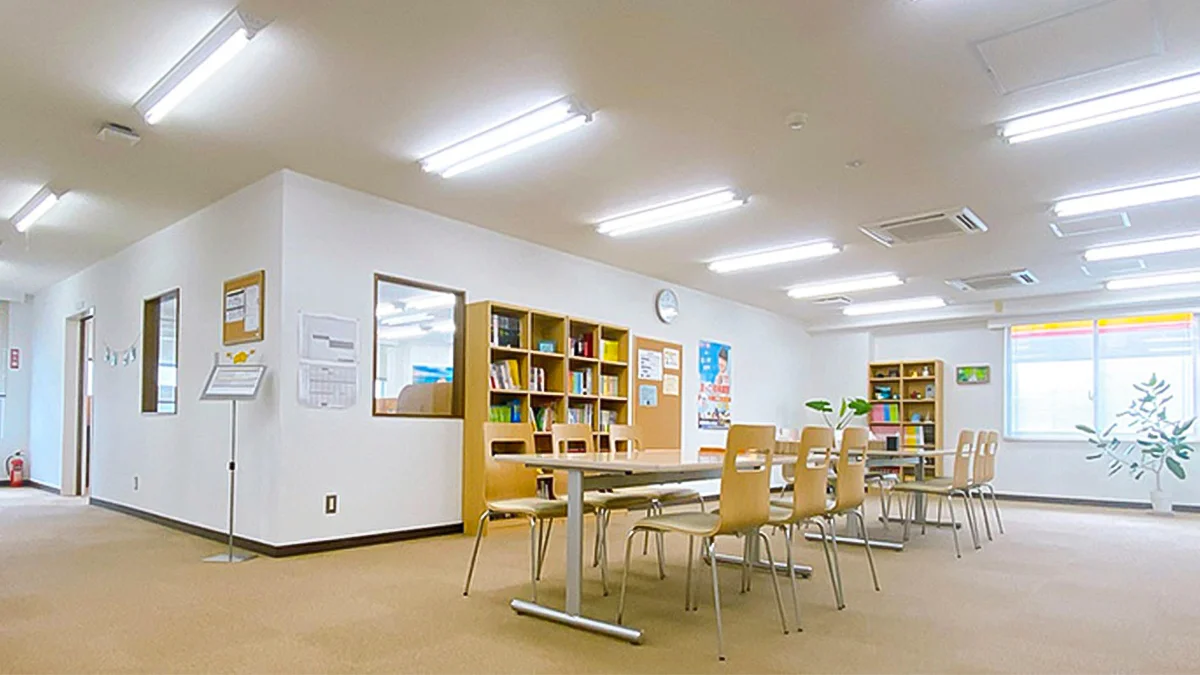 呉駅前校 学習の合間に休憩できるフリースペースをご用意しました。