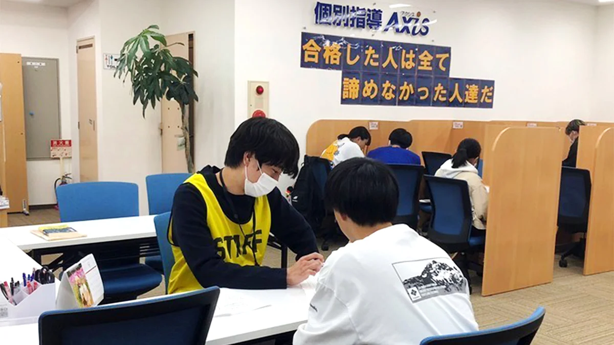 石橋駅前校 自習室はいつでも利用可！（火～土　15:00～22:00）日曜日も毎週開校しています（13:00～19:00）。いつでも気軽に教室で自習してください。