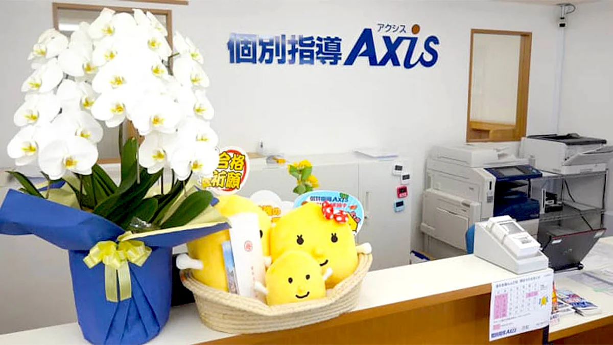 巴校 アクシスのキャラクター「ごうかくクン」が出迎える受付です。