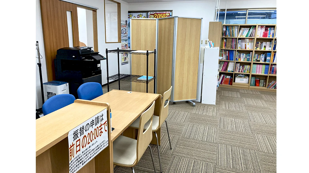千代田校 入口正面の受付カウンター