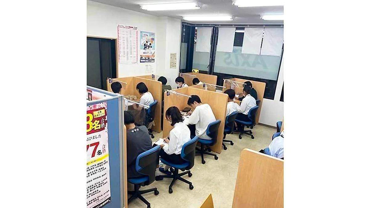 西条校 1対2完全個別で、いつも隣に先生がいます。