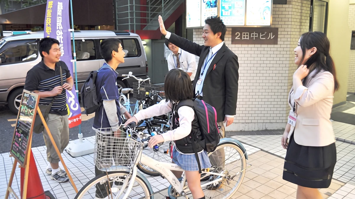 本八幡駅前校 生徒の迎え入れと見送りを大切にしています