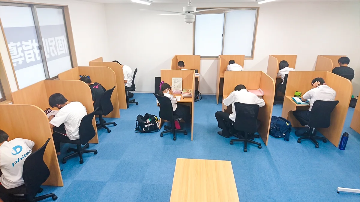新門司校 自習専用ゾーン・専用シートで、真剣に、かつ集中して自習できます