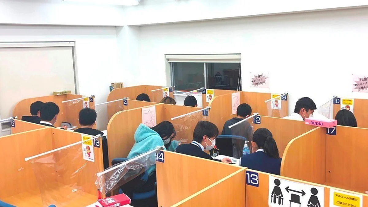 万々校 個別ブースで、先生は優しく厳しく分かりやすく！「自分で解く力」も身につけます。
