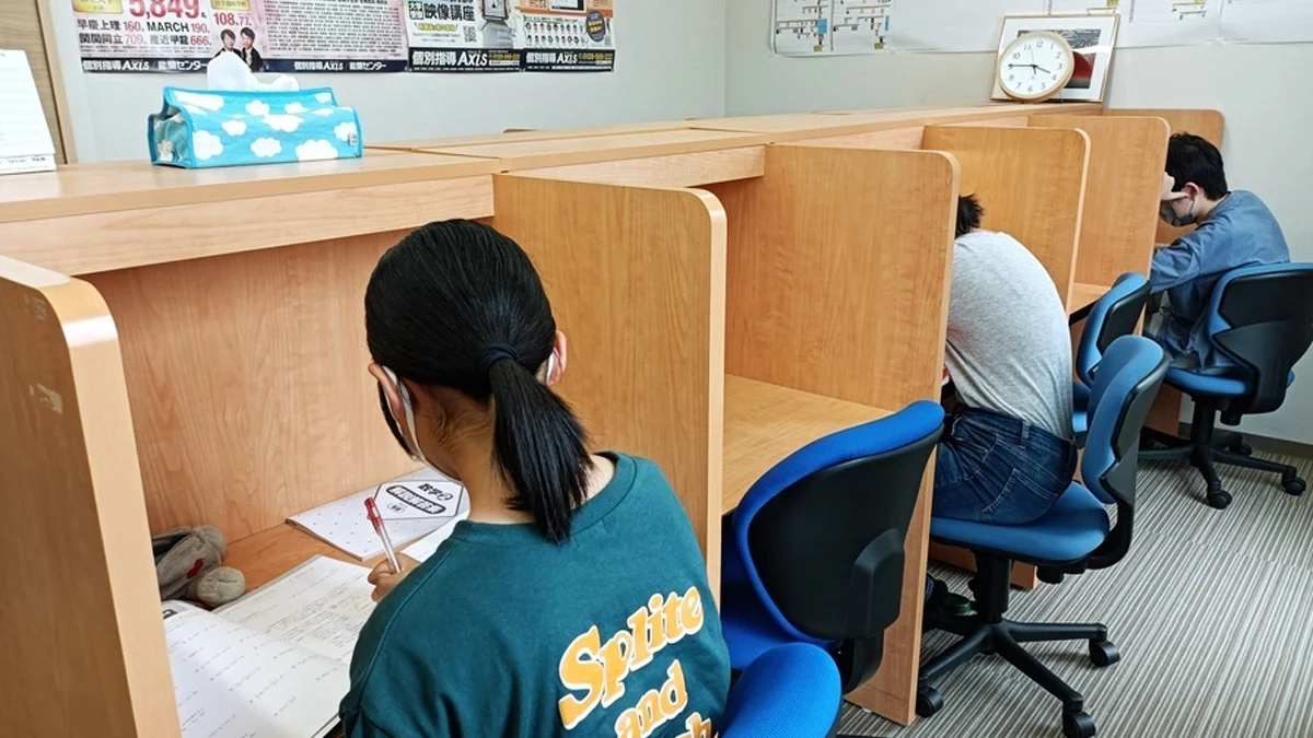 神辺校 学年を超えて頑張っている学習姿勢が刺激になる自習スペース