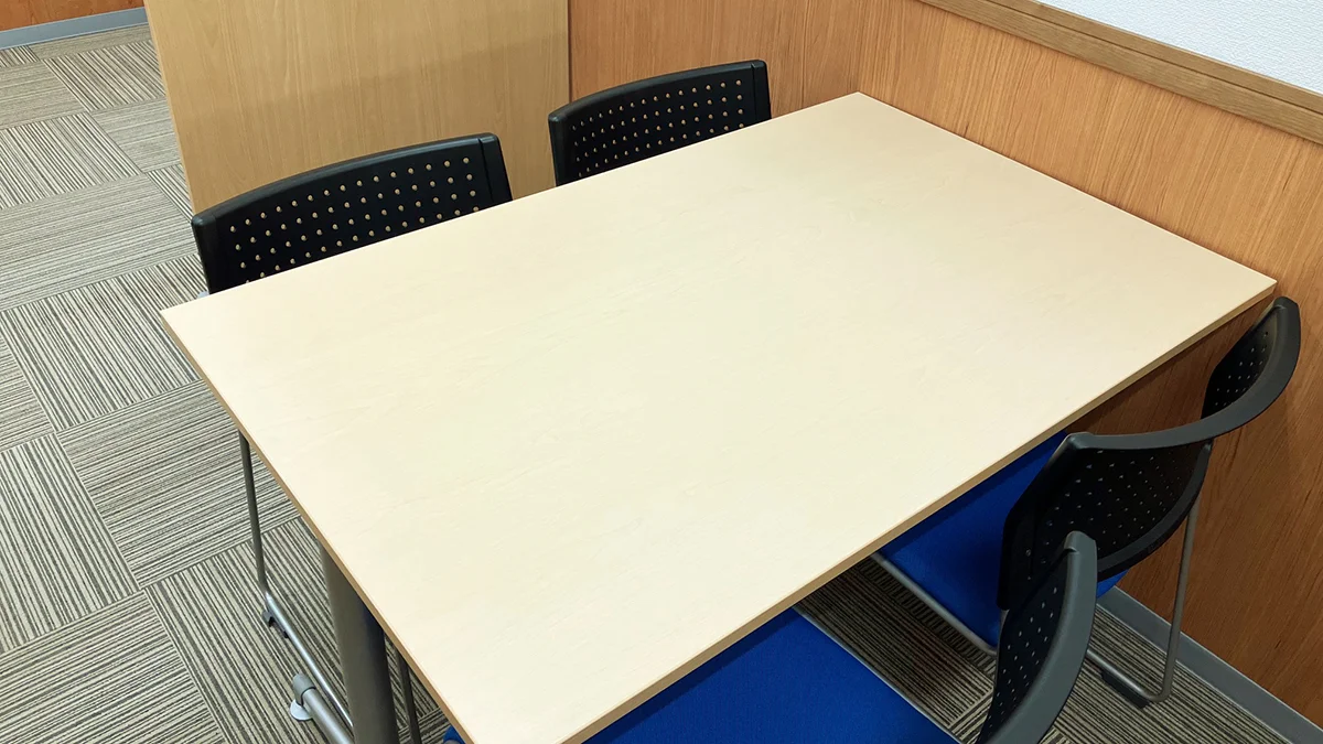 阿南校 保護者とも生徒とも使用する面談スペース
