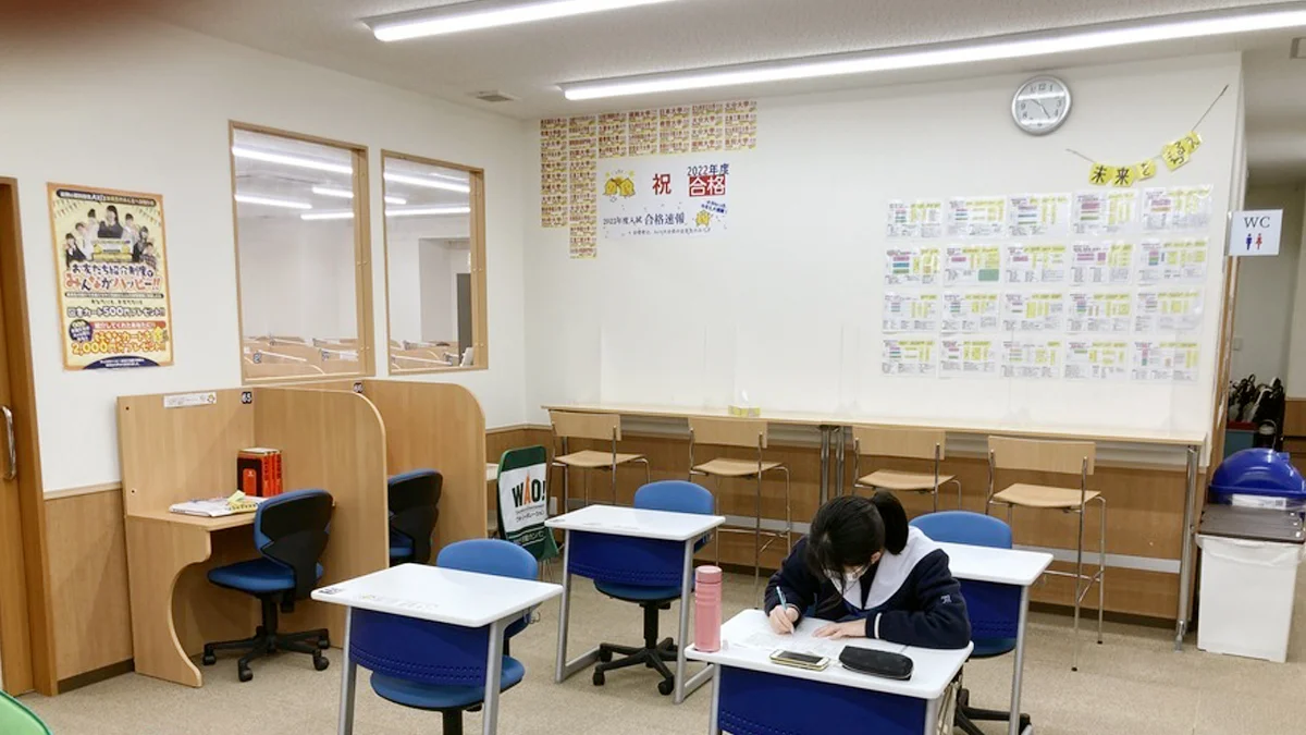 大分駅前校 勉強の合間のリフレッシュに最適なフリースペースをご用意しました。メリハリのある学習をサポートします。