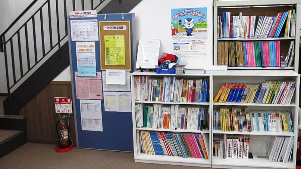 橋本校 図書資料と掲示スペース