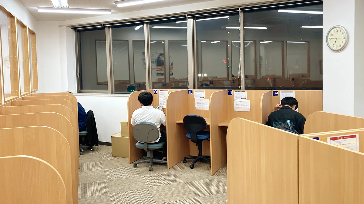 東北大学病院前校 自習室は全18席。予約なしですぐ使えます。