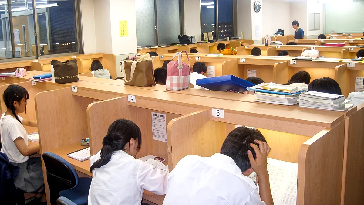 宇都宮校（高校部） 自習室は授業がない日も開校時間内ならいつでも利用OK　放課後・部活後に直行！