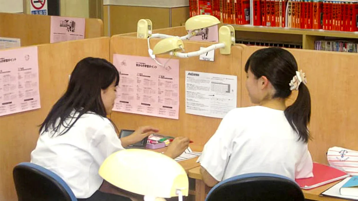 宇都宮校（高校部） 先生はキミのすぐ隣りで学習アドバイスをします。