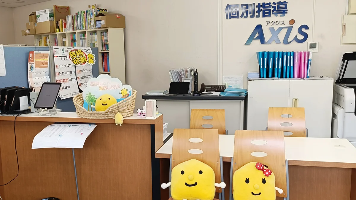 長田校 玄関を開けると受付ブースでお出迎え