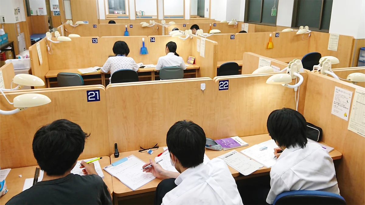 宇都宮校（小中学部） 人数比は1：2ですが、生徒さんと向き合う時は常に1：1の個別指導です。