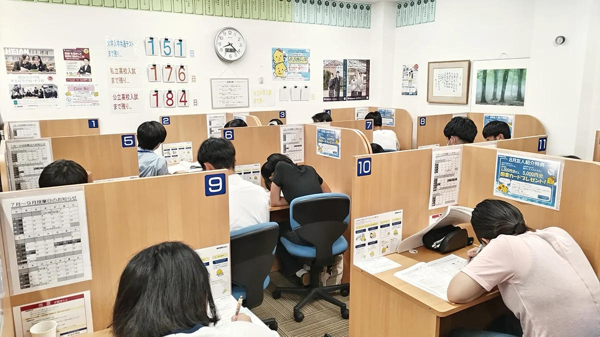宇治校 清潔感のある授業ブースで集中して授業を実施します