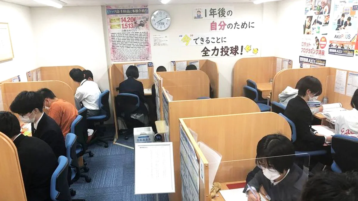 瀬戸校 活気あふれる指導ブース！