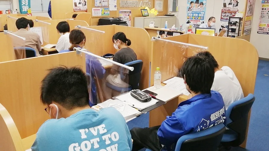 古川校 テストの際に必要なのは「自分で解く力」です。「解説」で「わかる」、「演習」で「解く力」をつけていきます。