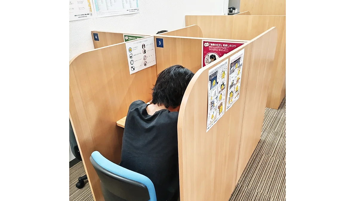 南郷13丁目駅前校 自習ブースでは集中して自習できます