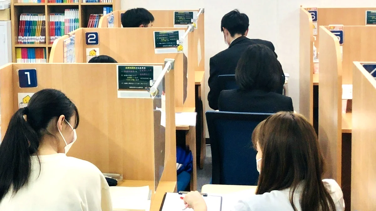 藤岡校 ライブ個別指導（１対１or１対２）は、先生が隣で一緒に。