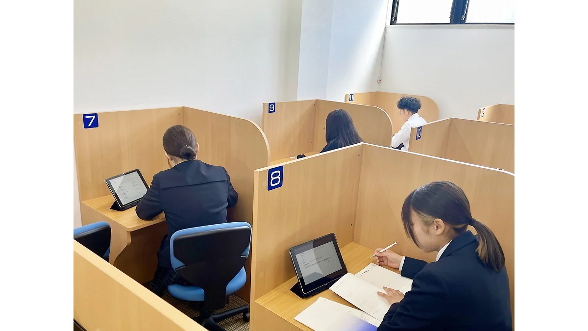 鈴鹿西条校 教室は皆さん一生懸命勉強しています。