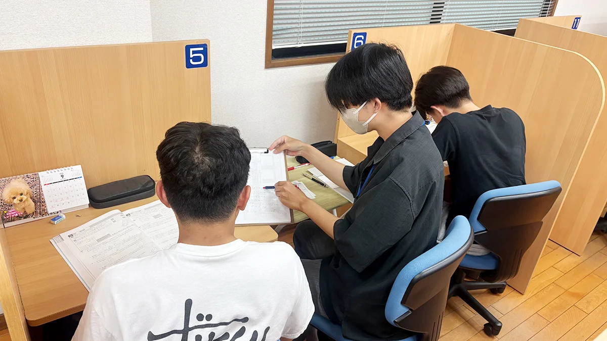 お花茶屋校 「解説」⇔「演習」でわかるだけでなく、「自分で解く力」も身につけます。