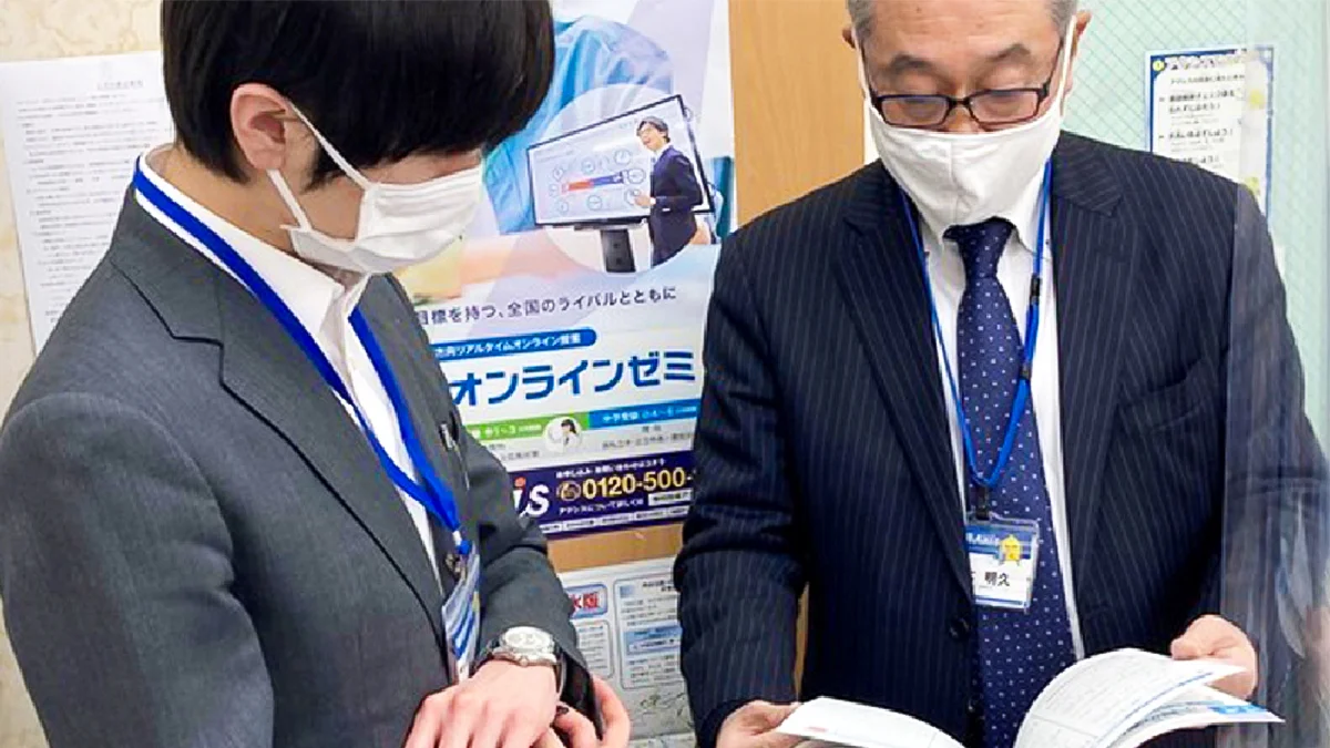 梅ヶ丘校 授業前の打ち合わせを欠かしません。