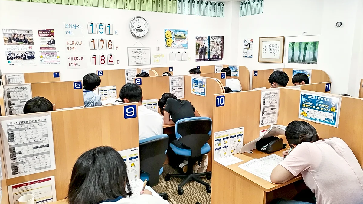 宇治校 清潔感のある授業ブースで集中して授業を実施します
