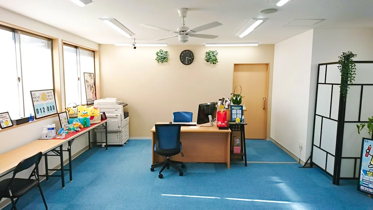 新門司校 教室のドアを開けると「あいさつ」が飛び交います