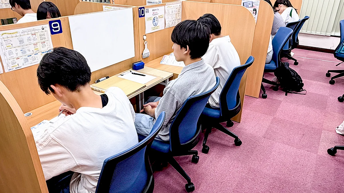 小松北浅井校 すぐそばで見てもらえる、1対2の個別指導