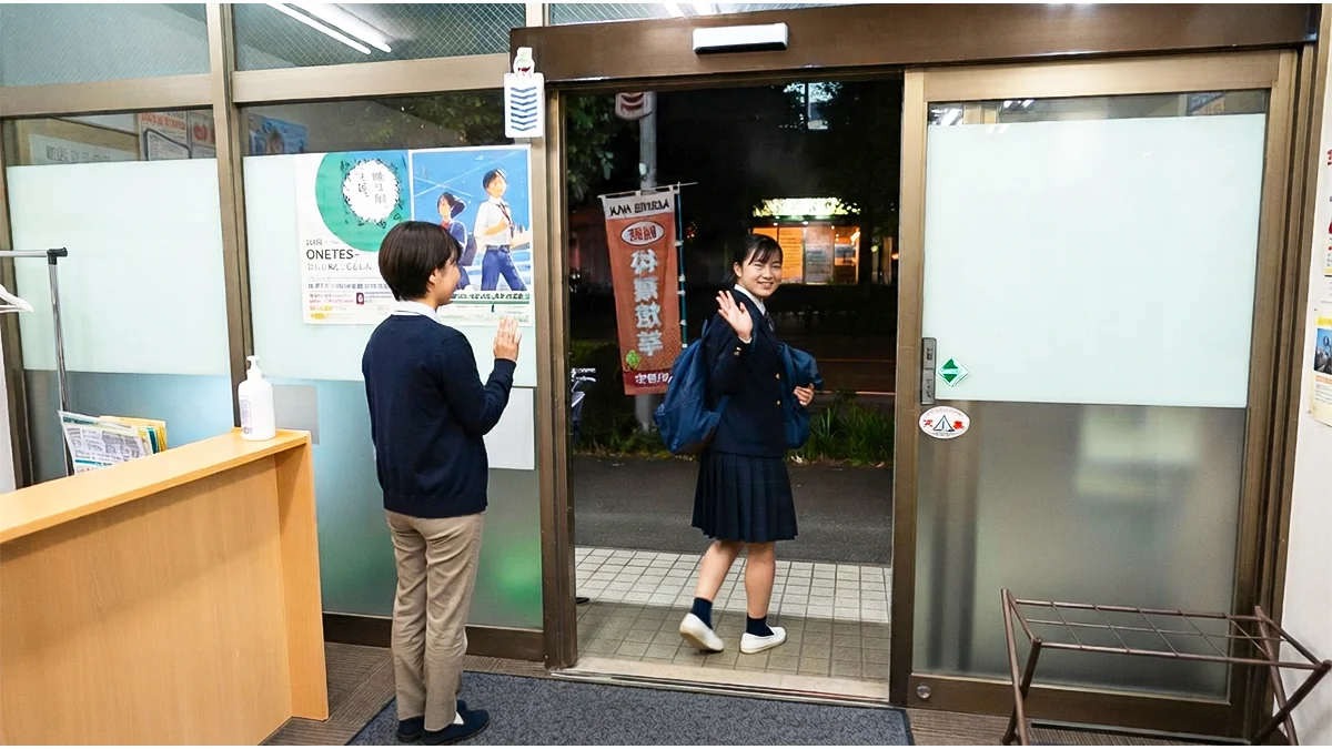 淵野辺校 授業の終わりの「気をつけて帰ってね。」という優しい一言。ほっと安心できる温もりを乗せて、今日も生徒たちを笑顔で見送っています。