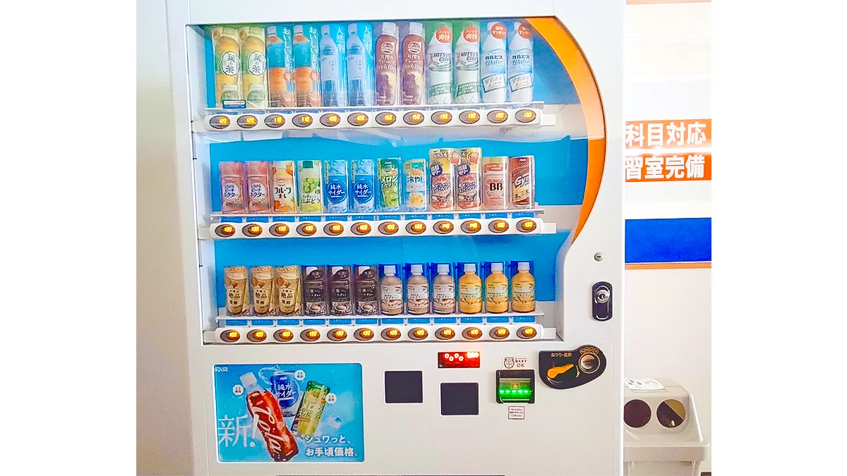 羽ノ浦校 校舎入口に自動販売機を設置しています